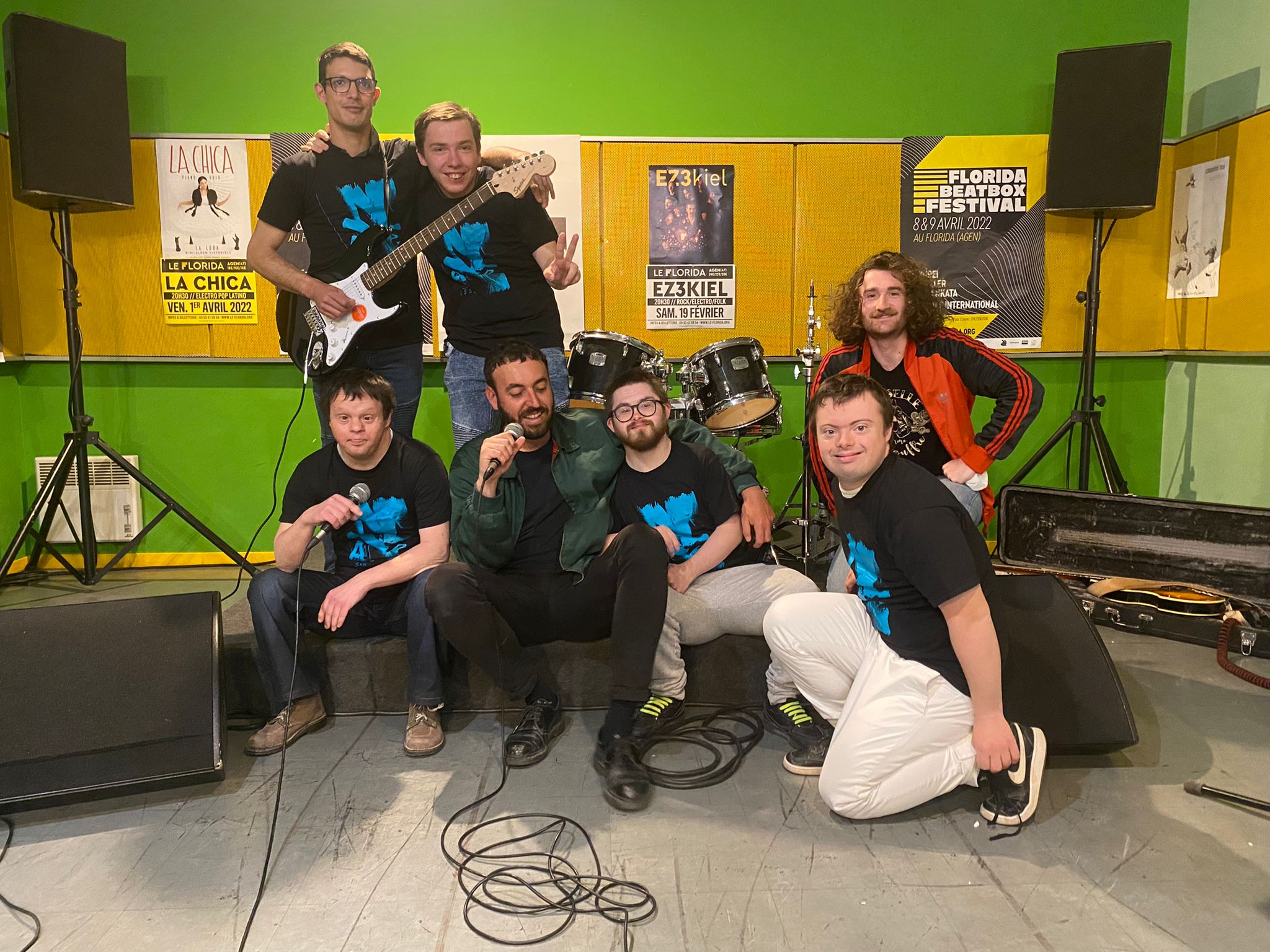 Le groupe de rock AA monte un concert avec des personnes en situation ...